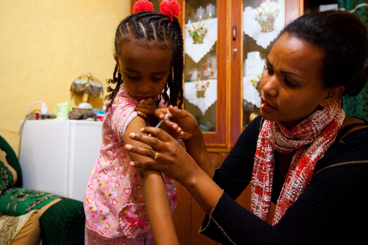Saba Samuel koos oma emaga. Saba Etioopiast põeb 1. tüüpi diabeeti.